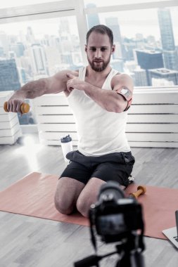 Yaratıcı erkek blogger tekniği ile yardım