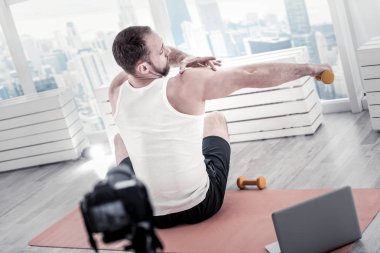 Çalışkan erkek blogger gösteren ilerleme