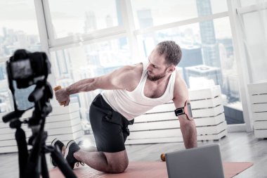 Çekici erkek blogger sırt kasları güçlendirilmesi