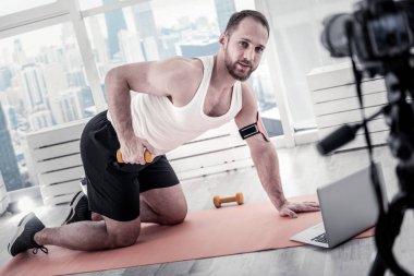 Hoş erkek blogger eğitim arka için kayıt