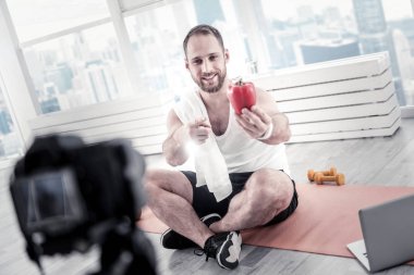 Neşeli erkek blogger sebze yemek