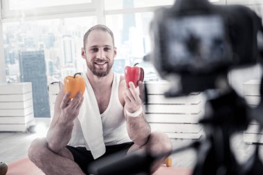 Çekici erkek blogger vitaminler teşvik