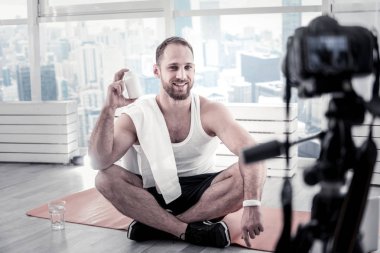 Neşeli erkek blogger proteinler hakkında tavsiyede