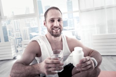 Vitamin eksikliği kaçınarak mutlu enerjik sporcu