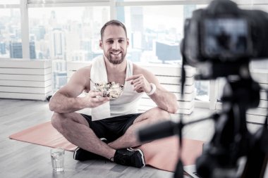 Yakışıklı erkek blogger salata alış irsaliyesi söylüyorum