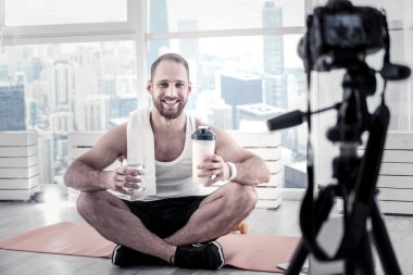 İyimser erkek blogger içme suyu