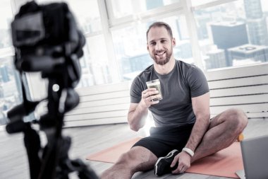 Sakallı erkek blogger toksik elementlerin kurtulmak