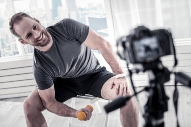 Pazı şeklinde tutmak neşeli erkek blogger