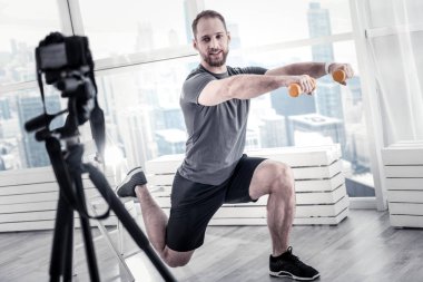 Çok güzel erkek blogger birleştirerek egzersizleri