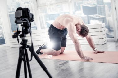 Genç erkek blogger sırt kasları rahatlatıcı