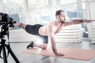 Mat tahtada egzersiz hoş erkek blogger