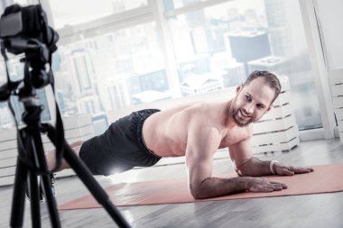 Çekici erkek blogger tahta içinde getting