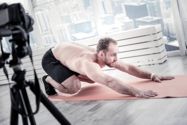 Uzanan eller erkek blogger konsantre