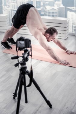 Yakışıklı erkek blogger alarak pozisyon