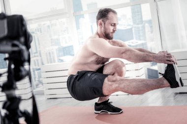 Erkek blogger dengesi üzerinde konsantre sakallı