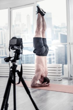 Usta erkek blogger başı gerçekleştirme