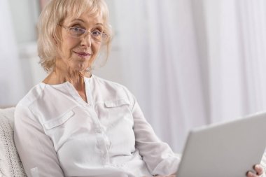 Dizüstü bilgisayar işlevleri eğitim büyüleyici Olgun kadın