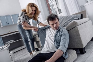 Karısından dönüm ve onu terk etmesini isteyen depresif adam