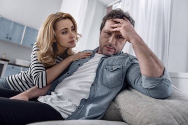 Duygusal adam alnını tür karısı yanında oturan süre dokunaklı