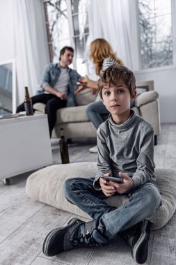 Küçük çocuk ile bir smartphone ailesi boşanmış alıyorum süre oturan