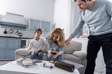 Şarap cam için işaret ederken sinirli görünen genç adam