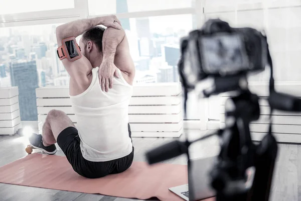 Сильний чоловічий блогер розтягує м'язи — стокове фото