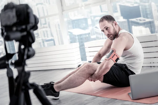 Erkek blogger geri uzanan sakallı