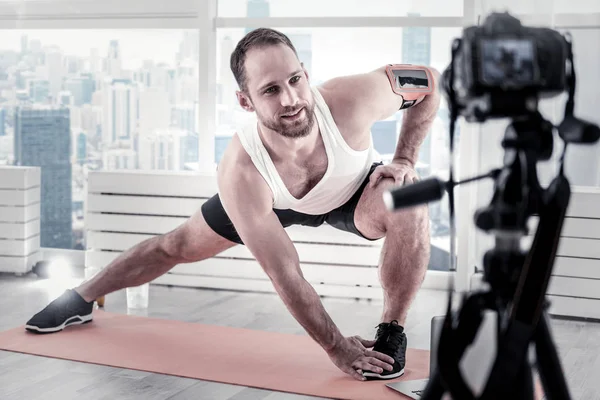 Ayak ulaşan erkek blogger ilham