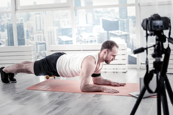 Erkek blogger onun bilgi aktarma odaklı