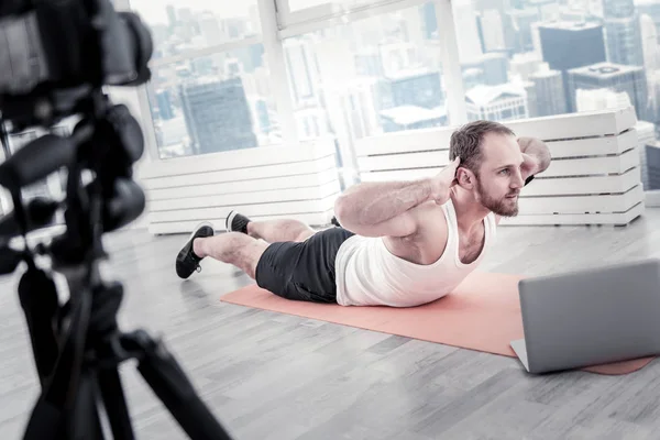 Blogger masculino confiante realizando exercício — Fotografia de Stock