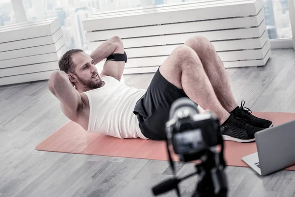 Sakallı erkek blogger egzersizi yapma