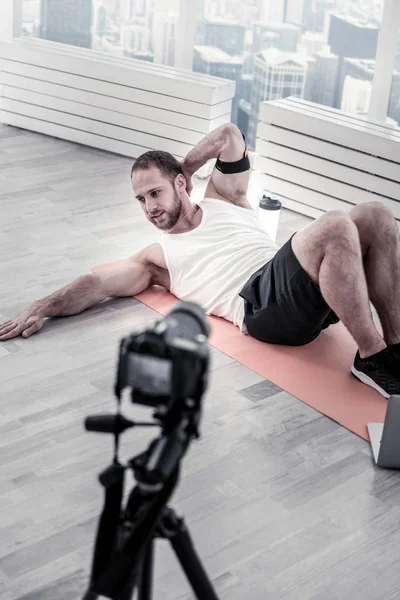 Çekici erkek blogger çatırdayan gerçekleştirme