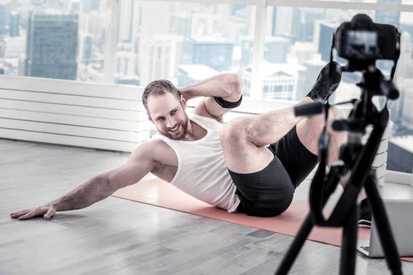 Mutlu erkek blogger eğitim abs