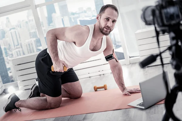 Hoş erkek blogger eğitim arka için kayıt