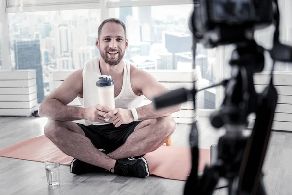 Alegre bloguero masculino aconsejando beber agua — Foto de Stock