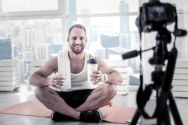 İyimser erkek blogger içme suyu