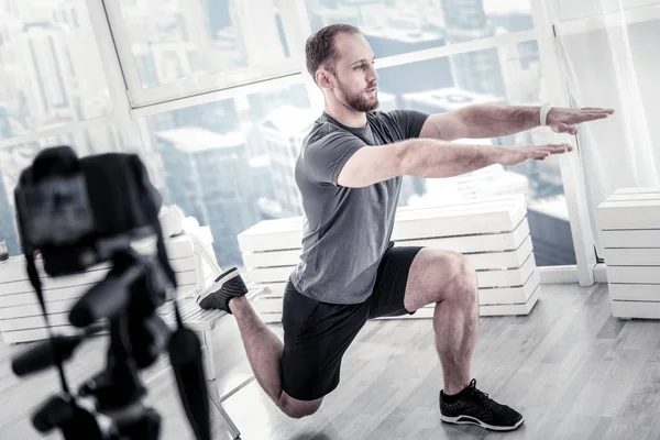 Blogger masculino enfocado aconsejando ejercicio útil —  Fotos de Stock