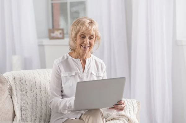 Alegre mujer madura buscando web — Foto de Stock