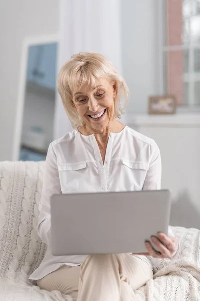 Attraktive reife Frau sucht Internet — Stockfoto