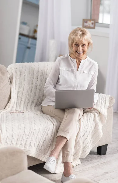 Agradable mujer madura usando portátil — Foto de Stock