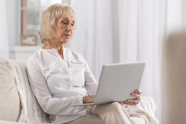 Konzentrierte reife Frau tippt E-Mail — Stockfoto