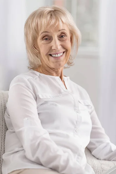 Freudige reife Frau genießt das Leben — Stockfoto