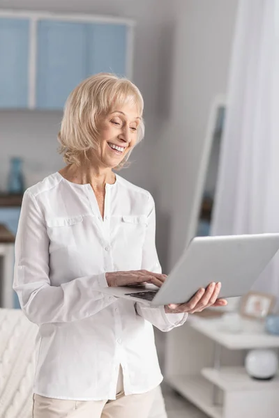 Encantadora mujer madura charlando en línea — Foto de Stock