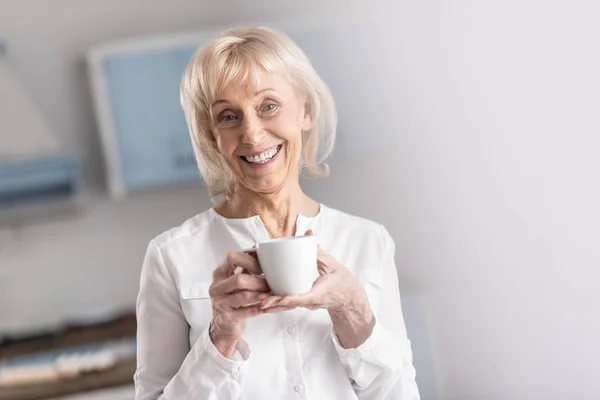 Wesoły Starsza kobieta picia kawy — Zdjęcie stockowe