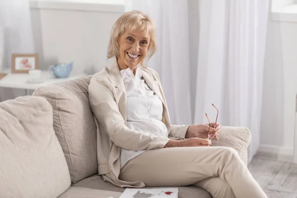 Gorgeous mature woman taking break on couch — Stock Photo, Image