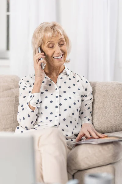 Alegre mujer madura contestando llamada — Foto de Stock