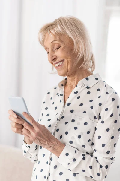 Alegre mujer madura contestando mensaje — Foto de Stock