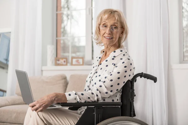 Disabled mature woman working online — Stock Photo, Image