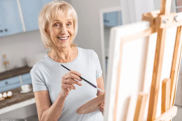 Freudige reife Frau genießt Hobby — Stockfoto