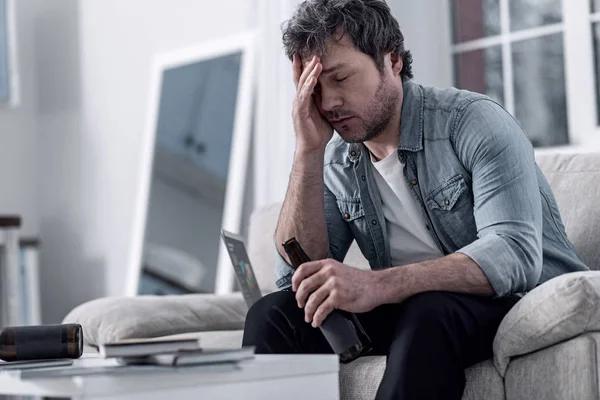 Hombre sin afeitar sentirse terrible después de consumir mucho alcohol — Foto de Stock